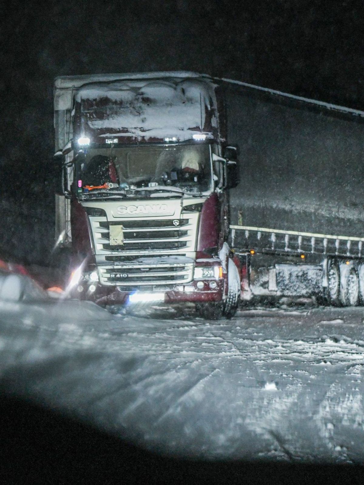 Ein starker Wintereinbruch mit Schnee und Eis hat im Süden Deutschlands für zahlreiche Verkehrsbehinderungen gesorgt.