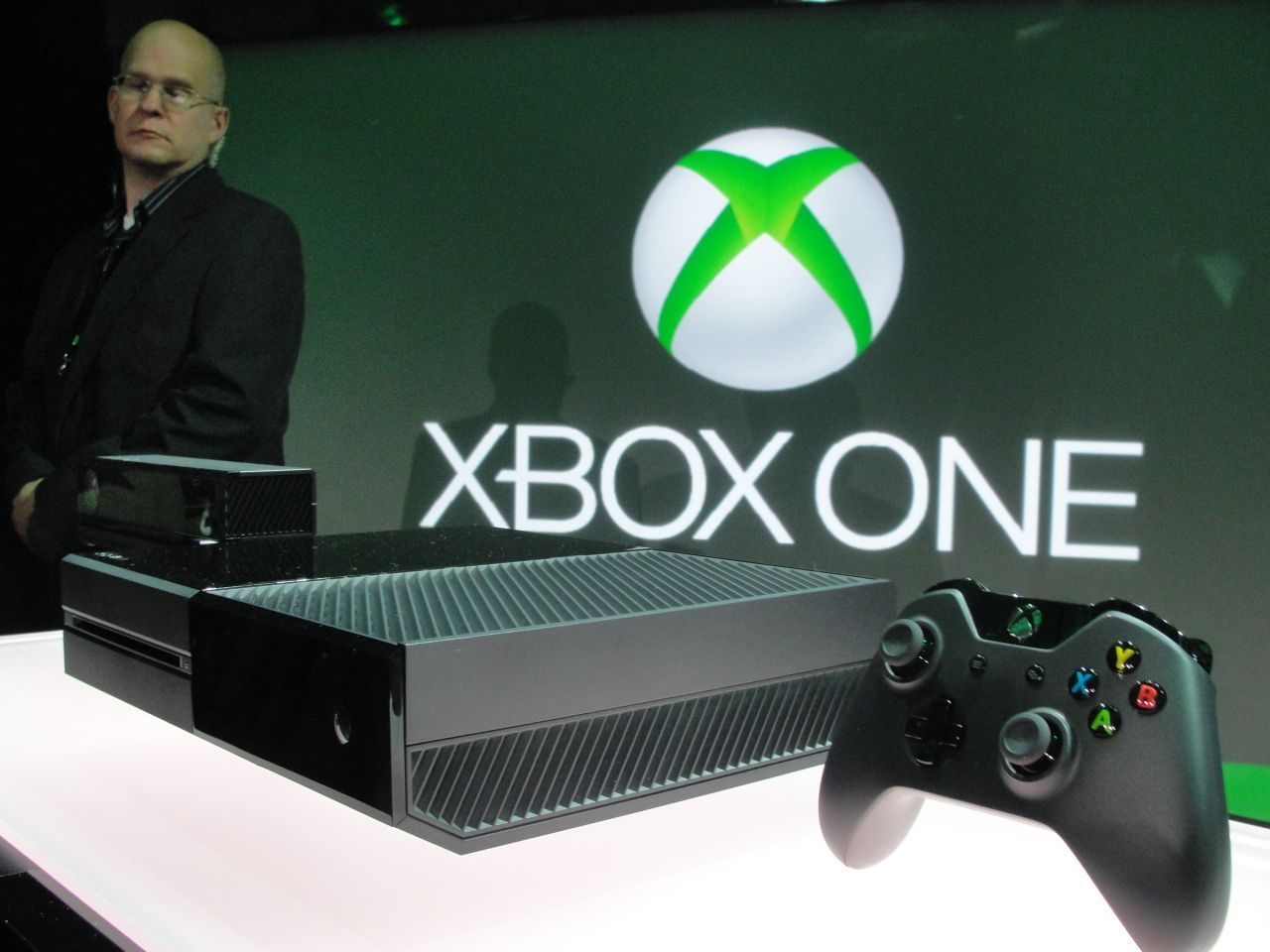 2013: Mit der "Xbox One" (im Bild) und der "Playstation 4" setzen die Hersteller verstärkt auf die Spielkonsole als Mediencenter und ermöglichen mit überarbeiteten Versionen auch erstmals Spiele in 4K-Auflösung.