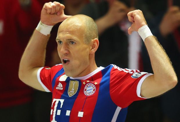
                <strong>Zehntes Double: So feiern die Bayern</strong><br>
                Genugtuung für den Niederländer - nach seinem Tor lässt sich Arjen Robben in der Kurve von den mitgereisten Fans feiern.
              