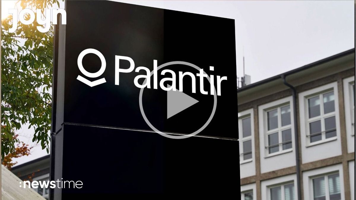 FOTOMONTAGE, Schwarzes Schild mit Palantir-Logo vor neutralem Gebäude. Symbolbild für die Debatte um Datenaus...