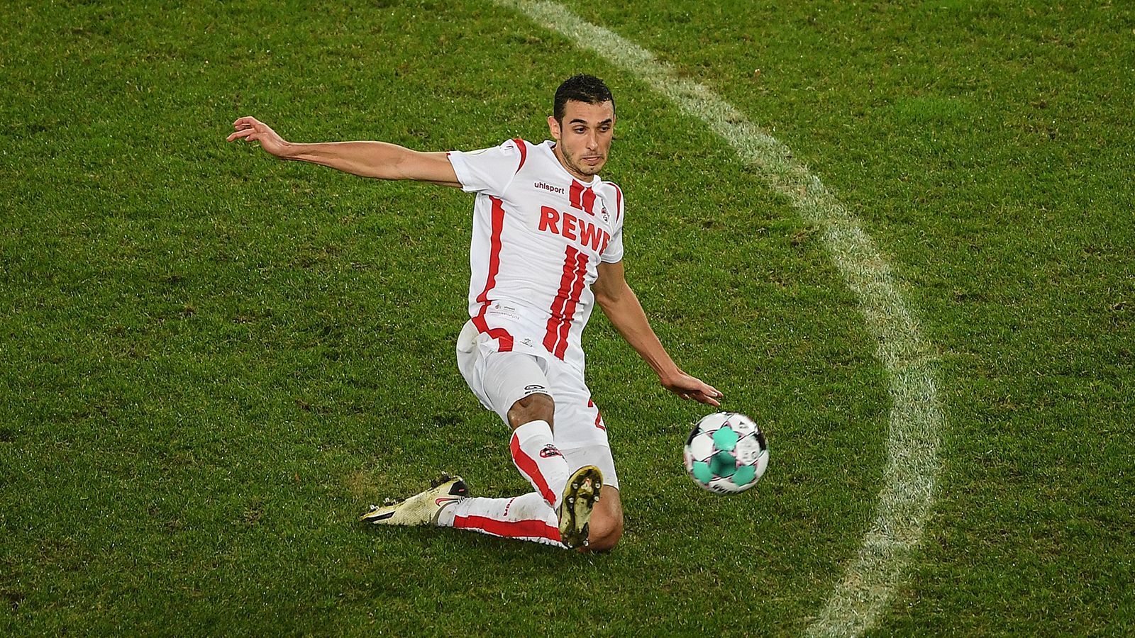 
                <strong>1. FC Köln</strong><br>
                Auch der Effzeh hadert mit der bisherigen Torausbeute, an der Spitze der mannschaftsinternen Torjägerliste steht mit Ellyes Skhiri ein defensiver Mittelfeldspieler (drei Tore). In den Fokus der Domstädter sollen deshalb zwei offensive Nachwuchsspieler des FC Bayern München gerückt sein: Leon Dajaku und vor allem Joshua Zirkzee könnten die Kölner im Winter auf Leihbasis verstärken.
              