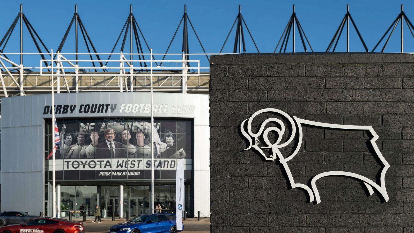 
                <strong>Platz 1: Derby County (32 Spiele ohne Sieg)</strong><br>
                Liga: Premier League (England) - Zeitraum: 22. September 2007 bis 11. Mai 2008 - Im Anschluss abgestiegen? Ja! (11 Punkte, Platz 20)
              