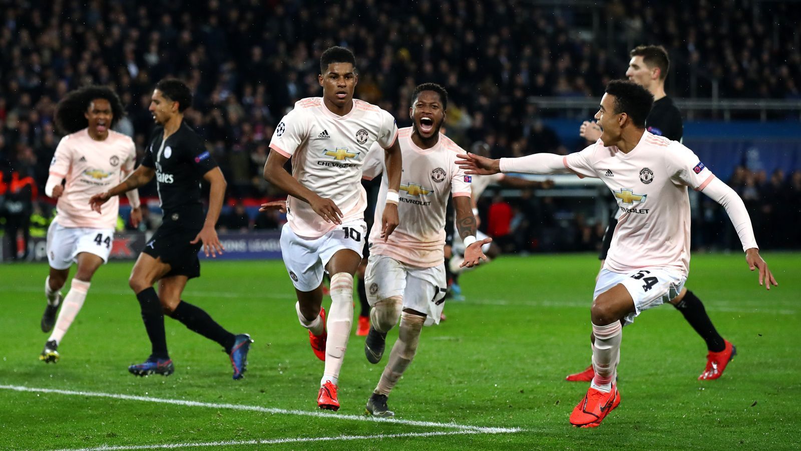 
                <strong>Grund 1: Gegen PSG auch der Underdog</strong><br>
                Bereits im Achtelfinale gegen Paris St. Germain war Manchester United der große Underdog - vor allem nach der 0:2-Hinspielpleite im Old Trafford. Doch im Rückspiel glückte United ein 3:1 in Frankreich und schoss somit den haushohen Favoriten im Achtelfinale aus der Champions League.
              