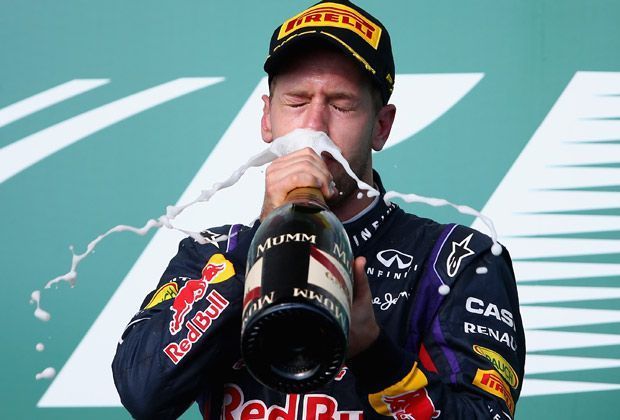 
                <strong>Vettels Schaumbart</strong><br>
                Auch nach dem Rennen sorgt Vettel für spektakuläre Bilder. Der kräftige Schluck aus der Champagnerflasche zaubert ihm scheinbar einen Schaumbart ins Gesicht
              