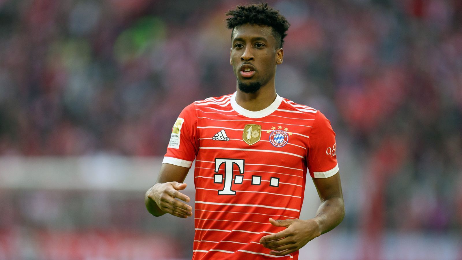 
                <strong>Kingsley Coman (FC Bayern München)</strong><br>
                Der heutige Münchner Kingsley Coman wurde einst ebenfalls bei PSG ausgebildet, ehe er im Sommer 2014 mit nur 18 Jahren ablösefrei zu Juventus Turin wechselte. Bis zu diesem Zeitpunkt bestritt das damalige Toptalent vier Pflichtspiele für die Franzosen. Den Durchbruch auf Profi-Ebene schaffte er dann in der darauffolgenden Saison in Turin. 2015 schlugen die Bayern zu, holten den Flügelflitzer zunächst auf Leihbasis und ein Jahr später kaufte der deutsche Rekordmeister Coman. Im Champions-League-Finale 2020 nahm Coman dann "Rache" dafür, dass man ihn bei PSG einst nicht entsprechend förderte und ihn letztlich nach Turin ziehen ließ. Er köpfte die Münchner gegen seinen Ex-Klub zum Gewinn der Königsklasse. 
              