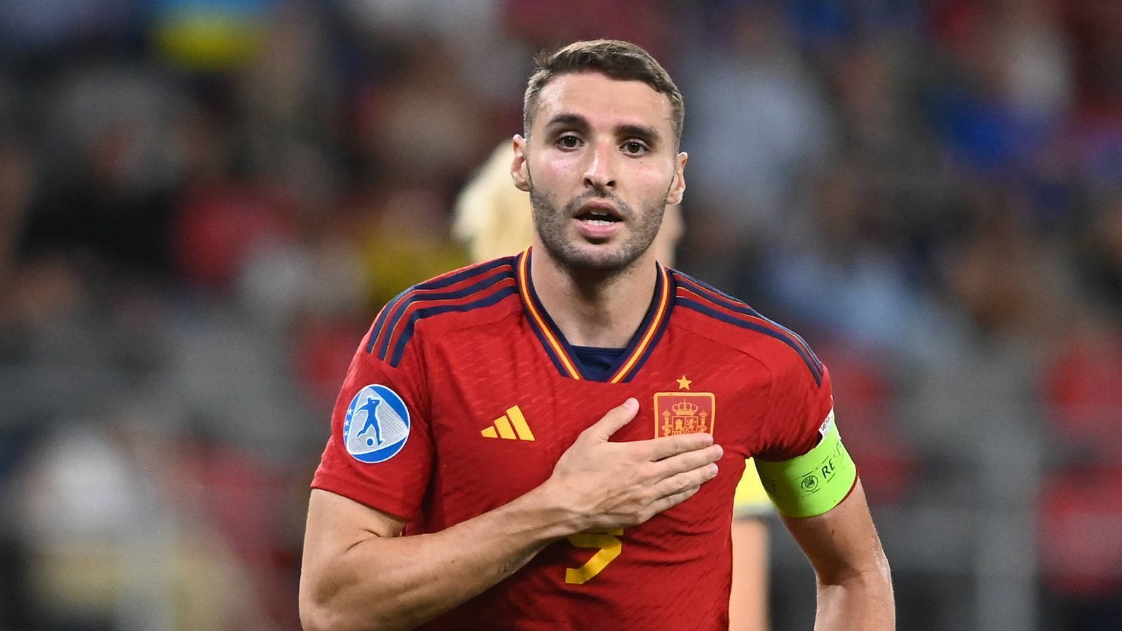 
                <strong>Abel Ruiz (Spanien)</strong><br>
                Mittelstürmer Abel Ruiz, in der Qualifikation mit sieben Toren, traf im Halbfinale nach starker Einzelleistung zum 1:1, legte später das 5:1 auf und wurde zum "Man of the Match" gewählt. Gemeinsam mit Teamkollege Sergio Gomez ist der spanische Kapitän Topscorer des Turniers (jeweils drei Tore, zwei Vorlagen) und zusammen mit dem Ukrainer Georgiy Sudakov führt das Duo auch die Torschützenliste im Wettbewerb an. Der Kapitän ist einer von mehreren Toros Rojos, die bereits mit der spanischen U17 und U19 Europameister wurden. Der 23-Jährige kommt aus der Jugend des FC Barcelona, wurde nach nur einem Kurzeinsatz nach Portugal verliehen und 2020 von Braga fest verpflichtet.
              