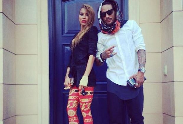 
                <strong>Bad Boy Jones </strong><br>
                Auch die US-Boys von Jürgen Klinsmann mussten nach der Achtelfinalpleite ihre Koffer packen. Jermaine Jones scheint das Ausscheiden schon einigermassen verkraftet zu haben und posiert im Inkognito-Gangsta-Look vor einem Restaurant in Los Angeles. 
              