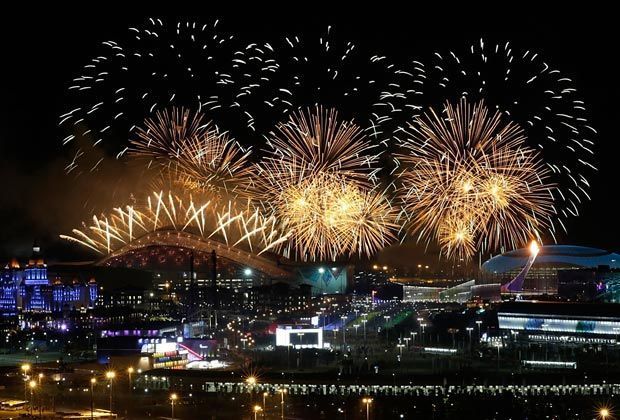 
                <strong>Ende der großen Show</strong><br>
                Mit einem weiteren Feuerwerk endet das Spektakel. In den kommenden 16 Tagen stehen die Athleten im Mittelpunkt. Sie kämpfen in 98 Wettbewerben um Medaillen.
              