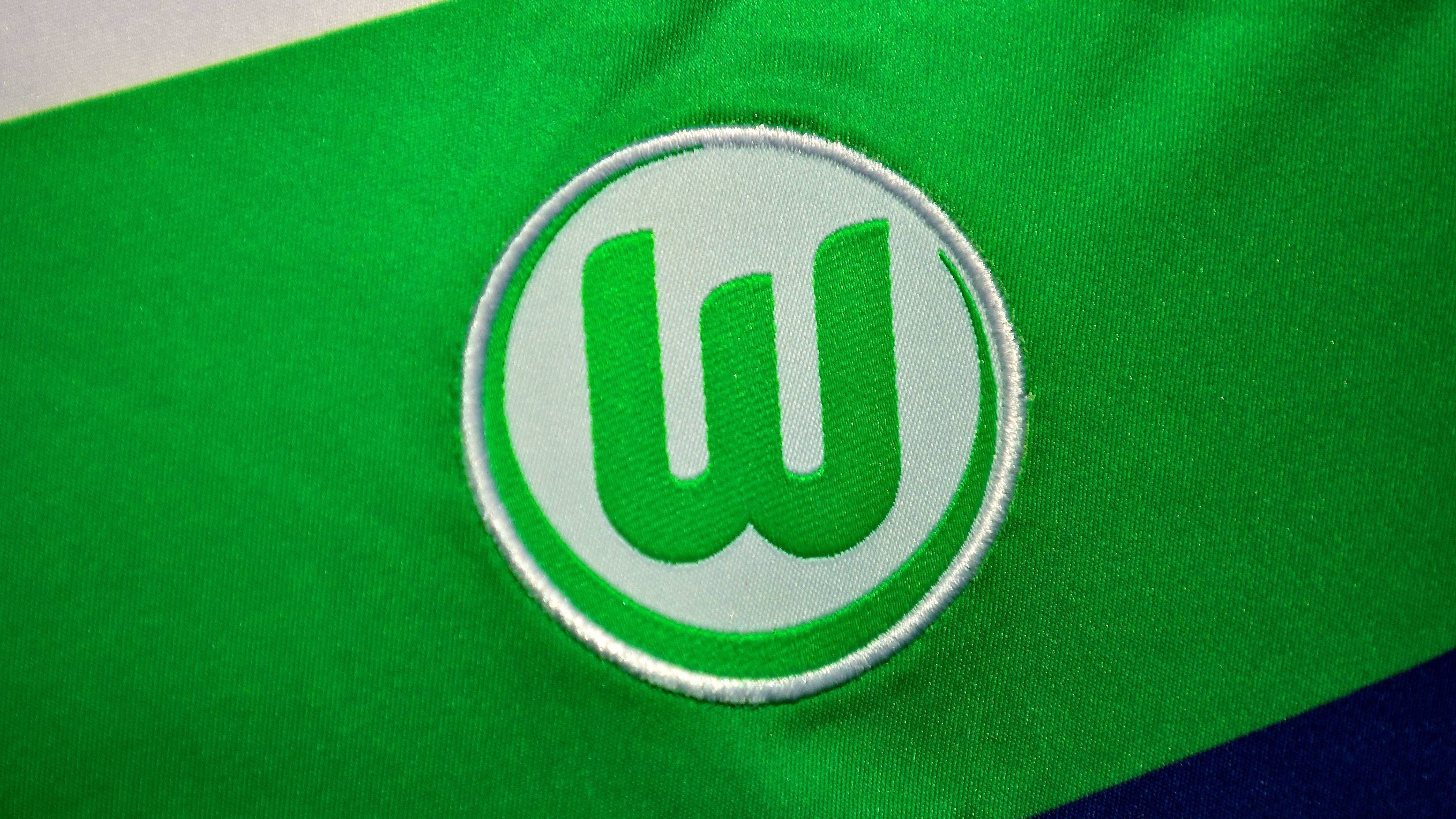 <strong>Platz 15: VfL Wolfsburg (12. September 1945)</strong><br>Der VfL Wolfsburg wurde am 12. September 1945 als "Verein für Leibesübungen Wolfsburg" gegründet. Der Anfang war steinig. Kurz nach dem Krieg fehlte es "den Wölfen" an Kleidung und finanziellen Mitteln.<br><br><strong>Saisons in der Bundesliga: 26</strong>