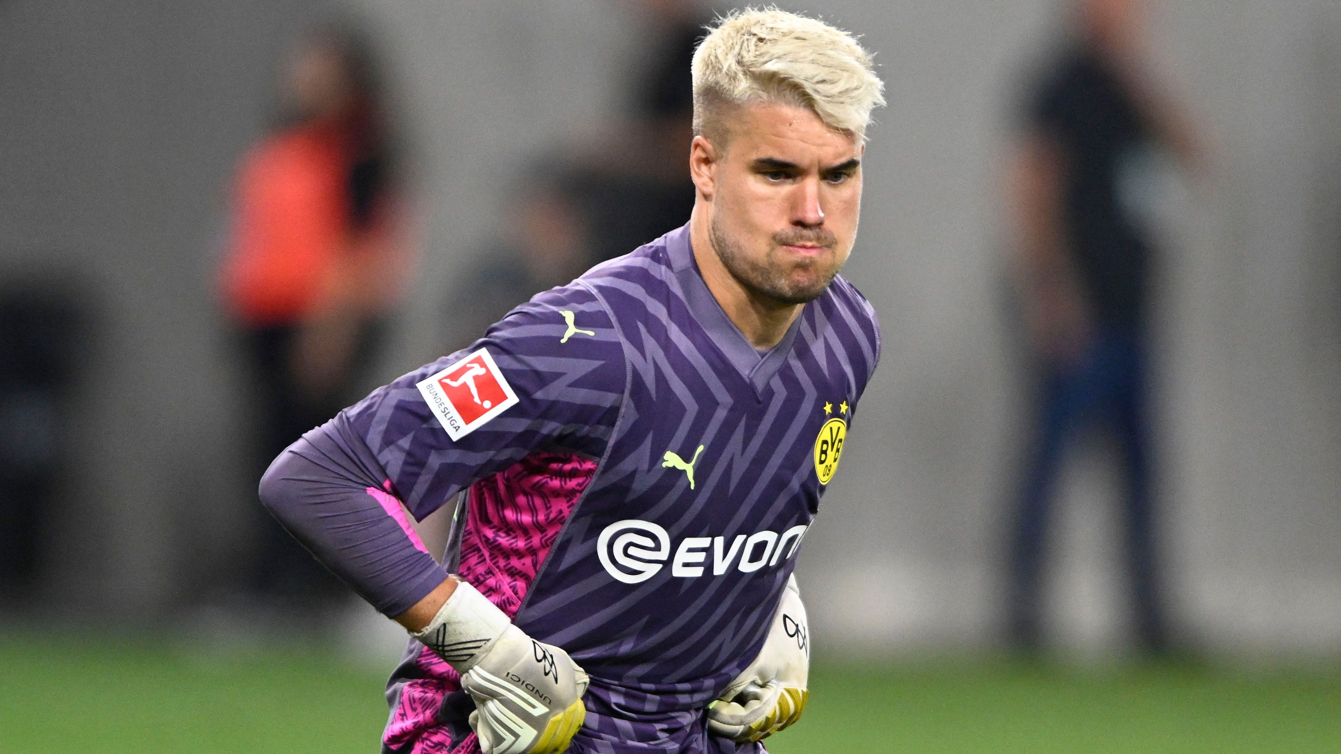 <strong>Alexander Meyer</strong><br>Und konnte Kobel mal nicht spielen, hat sich Alexander Meyer als die perfekte Nummer zwei erwiesen. In seinen acht Pflichtspielen der laufenden Saison musste Meyer lediglich achtmal hinter sich greifen. Drei Partien spielte er zu null. Darunter beim wichtigen 3:0 Sieg gegen Bayern München. Unter Trainer Edin Terzic genießt er hohes Ansehen. Ein <strong>Verbleib</strong> ist anzunehmen.