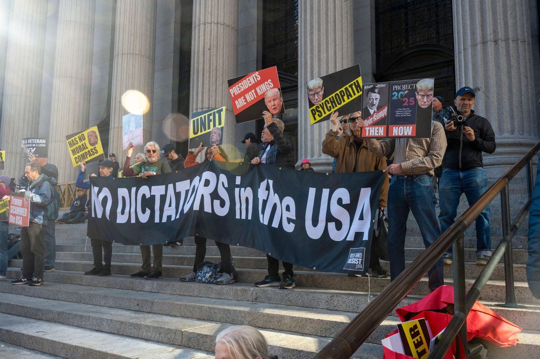 In New York protestieren Demonstrant:innen vor einem Wahlkampfauftritt von Trump. (Archivbild)