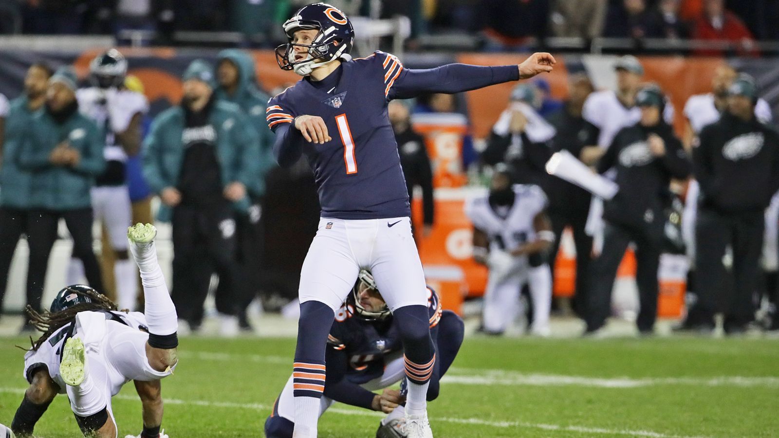 
                <strong>VERLIERER: Cody Parkey</strong><br>
                Der wohl größte Verlierer der Wild Card Round. Das entscheidende Field Goal eigentlich verwandelt, aber geiced, und im zweiten Versuch von den Nerven im Stich gelassen. Bereits zum sechsten Mal in dieser Spielzeit die Torstange getroffen, diesmal sogar doppelt. Bears-Kicker Cody Parkey wird eine Weile brauchen, um sich von der Eagles-Pleite zu erholen. 
              