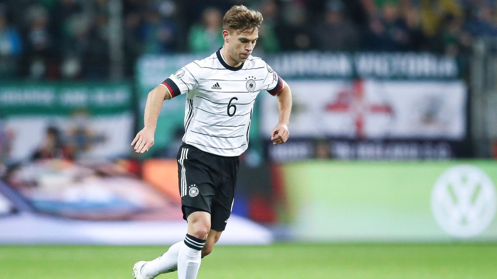 
                <strong>Mittelfeld: Joshua Kimmich</strong><br>
                Joshua Kimmich ist der heimliche Kapitän der Mannschaft. Wie bei Bayern gibt er in der DFB-Elf den Sechser vor der Abwehr. An ihm geht kein Weg vorbei.
              