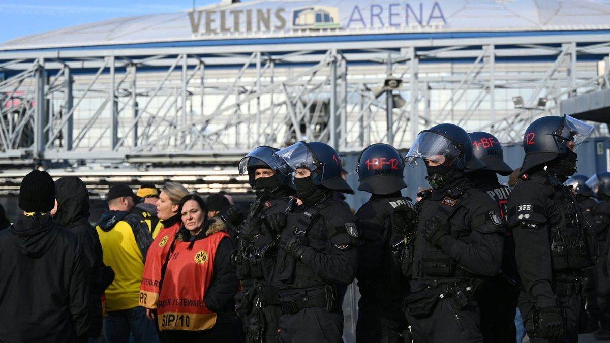 Polizei vor der Schalker Arena