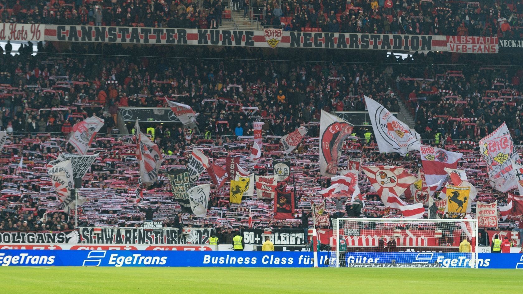 
                <strong>Platz 3 - Mercedes Benz Arena (VfB Stuttgart)</strong><br>
                Das Stuttgarter Stadion ist das erste in den Top 3. Es ist das beste Stadion für Menschen, die auf einen Rollstuhl angewiesen sind, und liegt bei der Atmosphäre auf Platz fünf. Außerdem bietet es den Fans eine erstklassige Lage, da es nur einen Kilometer vom Stadtzentrum entfernt liegt. Demnach gestaltet sich die An- und Abreise recht einfach.
              