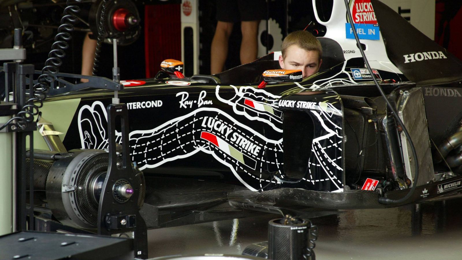 
                <strong>Bond, Superman, Penthouse: Die verrücktesten Formel-1-Lackierungen</strong><br>
                BAR gewährt den Fans 2004 einen ungewöhnlichen Einblick in das Auto. Die formschöne Verlängerung von Testfahrer Anthony Davidson gibt es aber nur im freien Training.
              