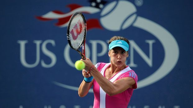 
                <strong>Die Geburt des Tanzes</strong><br>
                Bei den US Open 2010 muss Andrea Petkovic gegen die Russin Nadia Petrova ran. "Es ist ein besonderes Spiel, bei einem Sieg musst du also etwas besonderes tun", sagt ihr Trainer. Petkovic siegt und entscheidet sich für einen Tanz. Der "Petko-Dance" ist geboren.
              