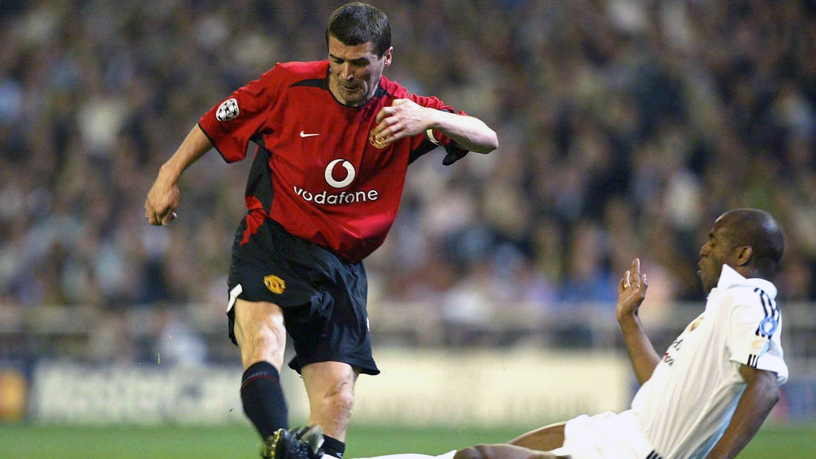 
                <strong>Mittelfeld: Roy Keane</strong><br>
                Ein Spieler, den Sir Alex Ferguson zunächst förderte, war auch Roy Keane. Der Ire war im Mittelfeld von Manchester United jahrelang unverzichtbar, trotz teilweise mehr als unrühmlichen Aktionen. So gab Keane in seiner Autobiografie zu, in einem Derby gegen ManCity den Vater des heutigen BVB-Stars Erling Haaland mit Vorsatz brutal gefoult zu haben. Nicht zuletzt dieses Outing führte dazu, dass Ferguson nach sieben gemeinsamen Meistertiteln seine schützende Hand von Keane nahm und den Mittelfeld-Mann Anfang 2006 sogar ablösefrei zu Celtic Glasgow ziehen ließ. 
              