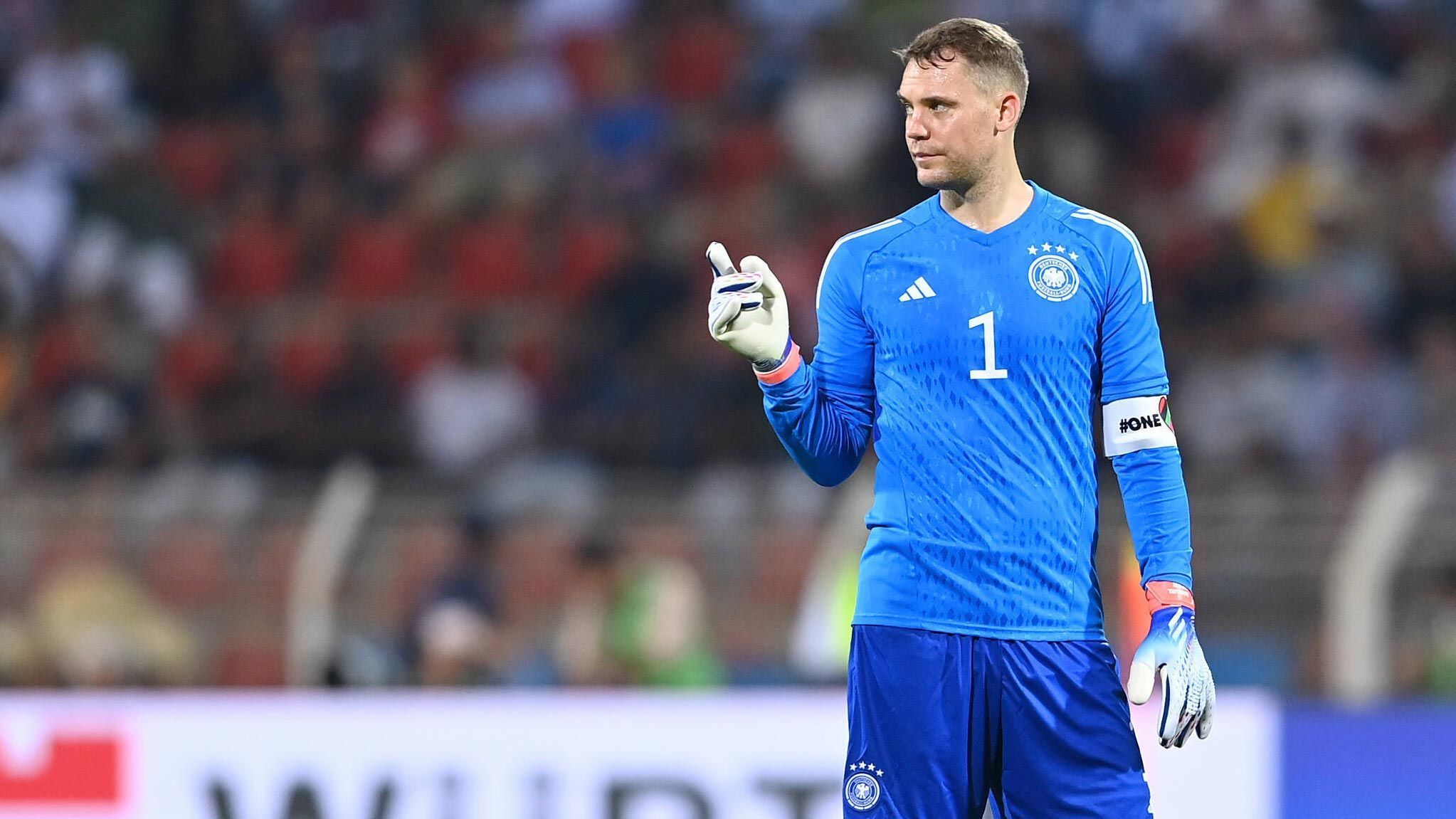 
                <strong>TOR: MANUEL NEUER  </strong><br>
                Am Kapitän führt kein Weg vorbei, nachdem er rechtzeitig seine Schulterprobleme auskuriert hat. Zeigte mit 36 Jahren beim FC Bayern eine solide Saison, so dass es keinen Grund für einen Torwartwechsel gibt.
              