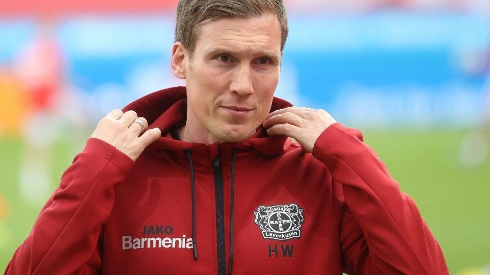 <strong>Juni 2021: Bayer Leverkusen (Hannes Wolf)</strong><br>Trotz seiner erst 42-Jahre hat Hannes Wolf schon einige Trainerstationen gehabt. Unter anderem war der Bochumer auch für ganze acht Spiele an der Seitenlinie von Bayer Leverkusen aktiv. Mit der Qualifikation für die Europa League erreichte Wolf mit der Werkself das ausgerufene Ziel. Dennoch blieb er nicht am Niederrhein, sondern ging als Trainer der U19 zurück zum DFB.