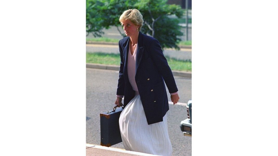 Lady Di in blauem XXL-Blazer und Faltenrock. Heute sind Oversize-Blazer wieder extrem im Trend