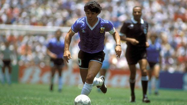 
                <strong>Diego Maradona (Argentinien)</strong><br>
                Diego Maradona (Argentinien) führte Argentinien 1986 zum WM-Titel. Die Copa America konnte er nie gewinnen, was seiner Popularität jedoch keinen Abbruch tat.
              