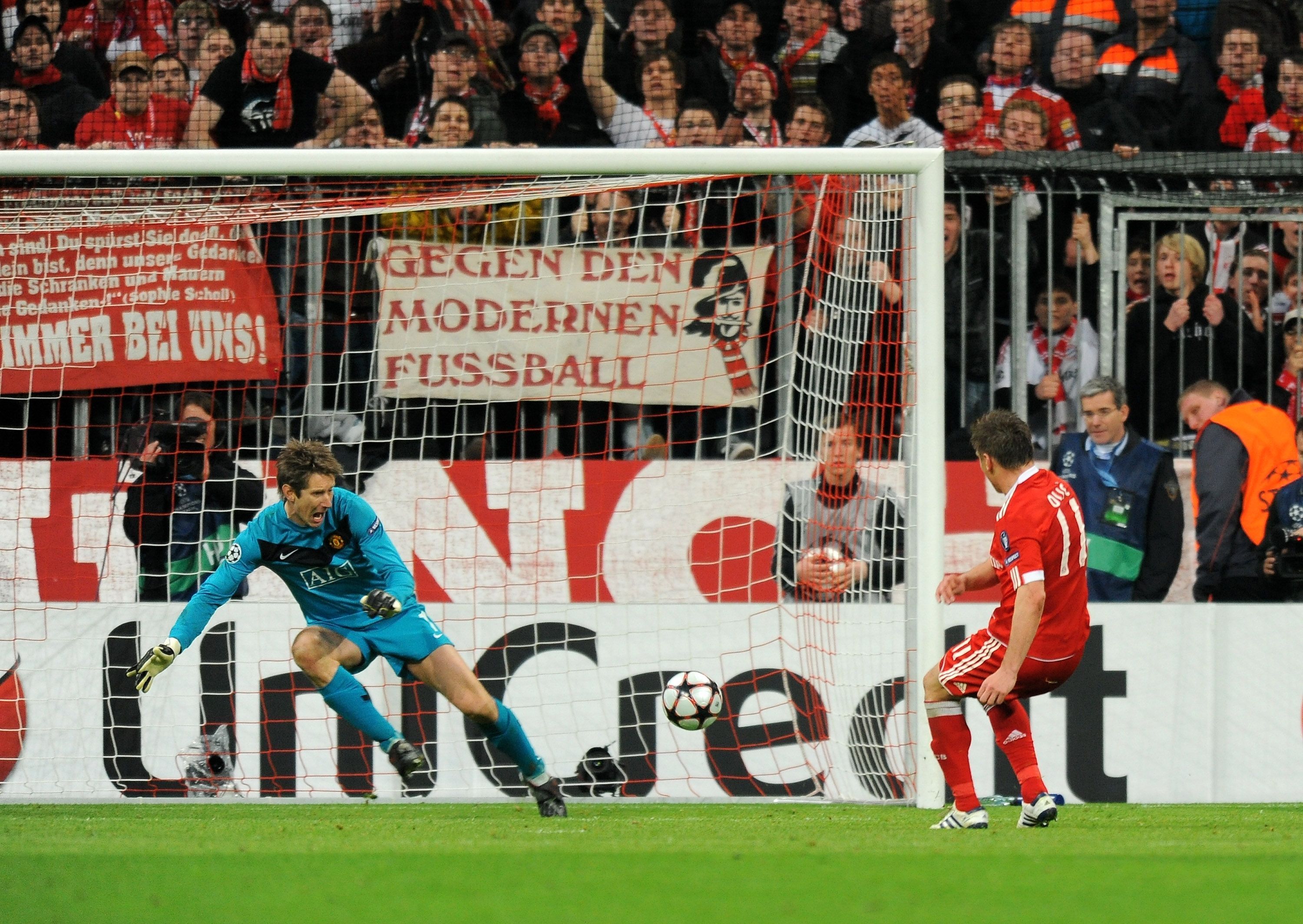 
                <strong>FC Bayern - ManUtd: 2:1 (2009/10, Viertelfinale, Hinspiel)</strong><br>
                ... sehen sich die beiden Top-Klubs auf großer Bühne wieder. Und es wird sofort wieder spektakulär: Im Viertelfinal-Hinspiel verschlafen die Bayern den Beginn und liegen bis zur 77. Minute hinten. Dann trifft zuerst Franck Ribery und in der Nachspielzeit auch noch Ivica Olic.
              