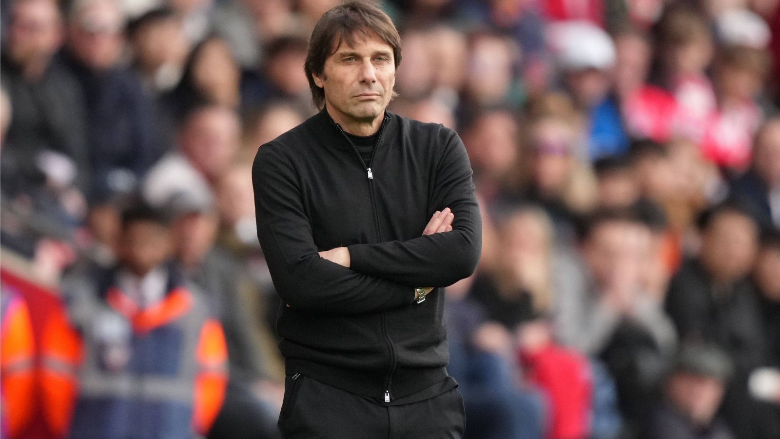 
                <strong>Antonio Conte</strong><br>
                Mit einem großen Knall verabschiedete sich Antonio Conte im vergangenen Frühling von Tottenham Hotspur. "Dieser Verein will kein Risiko eingehen. Deshalb werden hier keine Pokale gewonnen", tobte er. Kurz danach trennten sich die beiden Parteien. Einem potentiellen Wechsel stünde also nichts im Wege.
              