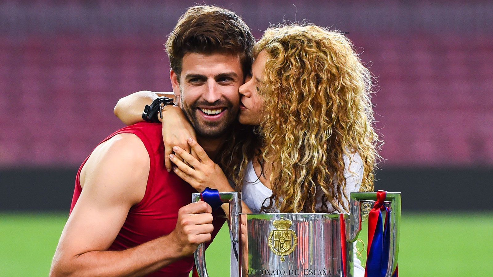 
                <strong>Eintrittskarte zu den Superreichen</strong><br>
                Im Fußball hatte Piques Wort schon lange zuvor Gewicht. Die Hochzeit mit Popstar Shakira eröffnete dem Spanier jedoch plötzlich eine ganz neue Welt. Durch sie lernte er die reichsten Geschäftsleute der Welt kennen. Es war die Grundlage für einen erfolgreichen Start in eine zweite Karriere. Zunächst im Schatten des Fußballs.
              