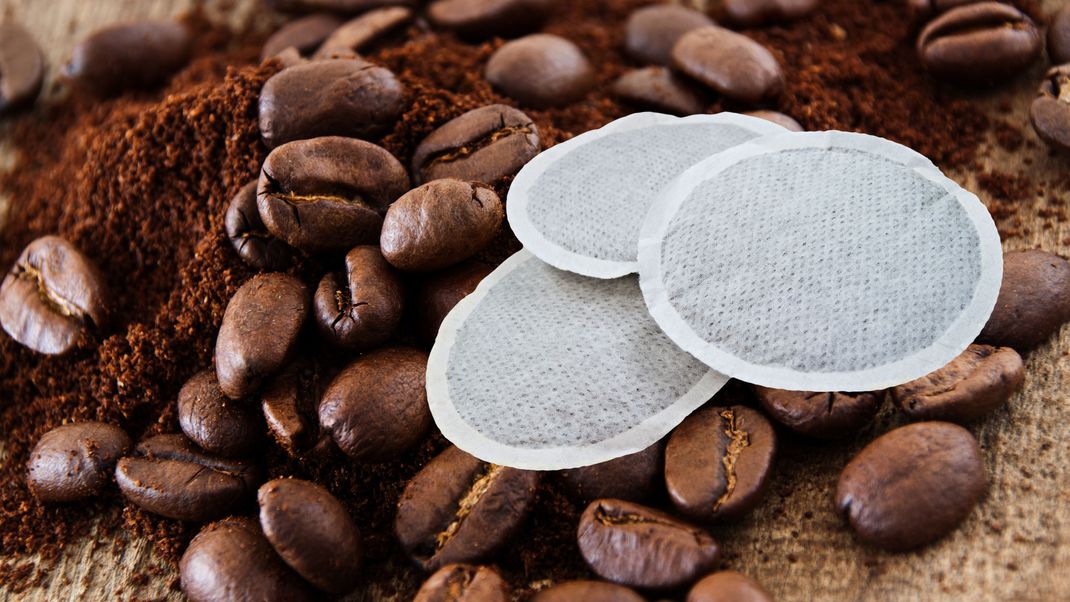 Öko-Test hat 21 Kaffepads getestet. Davon erhielt keine Sorte die Note "sehr gut". (Symbolbild)
