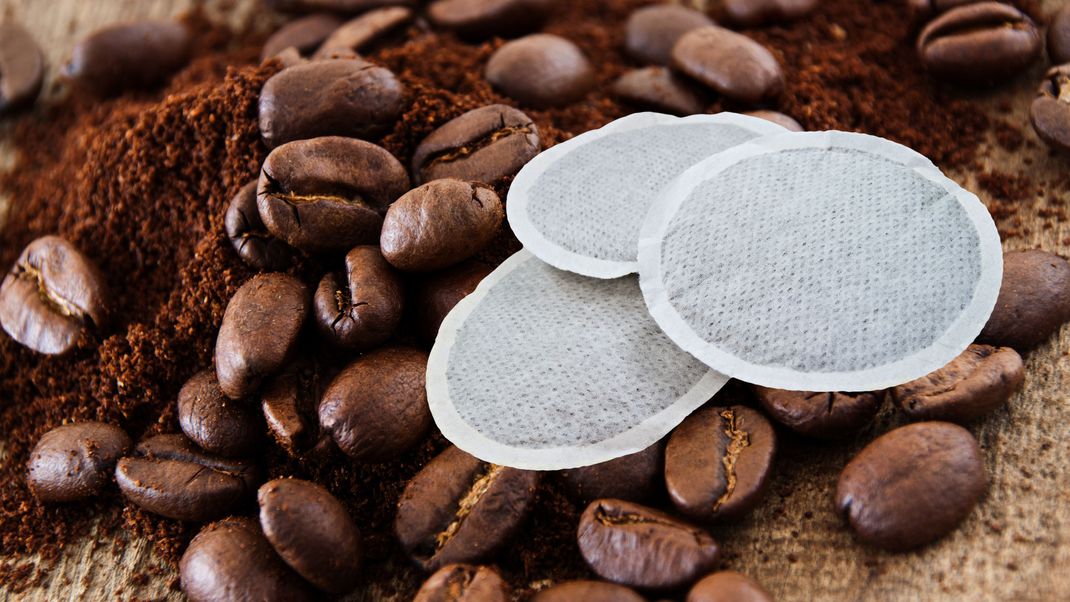 Öko-Test hat 21 Kaffepads getestet. Davon erhielt keine Sorte die Note "sehr gut". (Symbolbild)