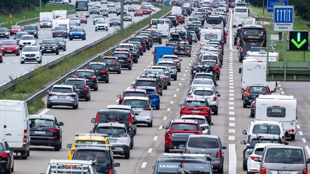 Kurz vor den Sommerferien drohen lange Staus auf den bayerischen Autobahnen.