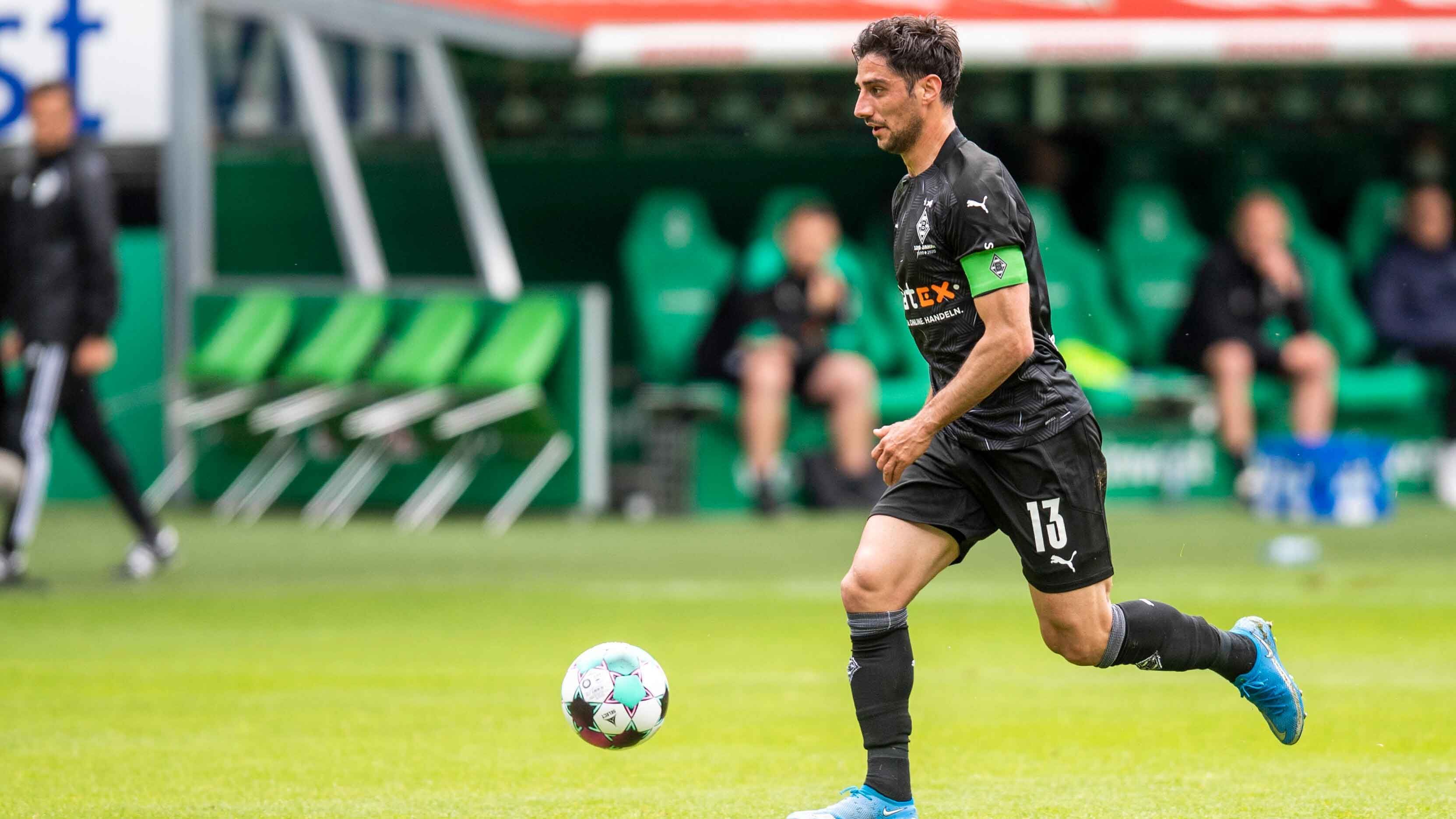 
                <strong>Sturm: Lars Stindl (Deutschland, Borussia Mönchengladbach)</strong><br>
                Lars Stindl war in der vergangenen Saison mit 24 Torbeteiligungen zweitbester deutscher Scorer, mit 14 Treffern sogar bester deutscher Torjäger. Für eine Nominierung von Bundestrainer Joachim Löw reichte das jedoch nicht.
              