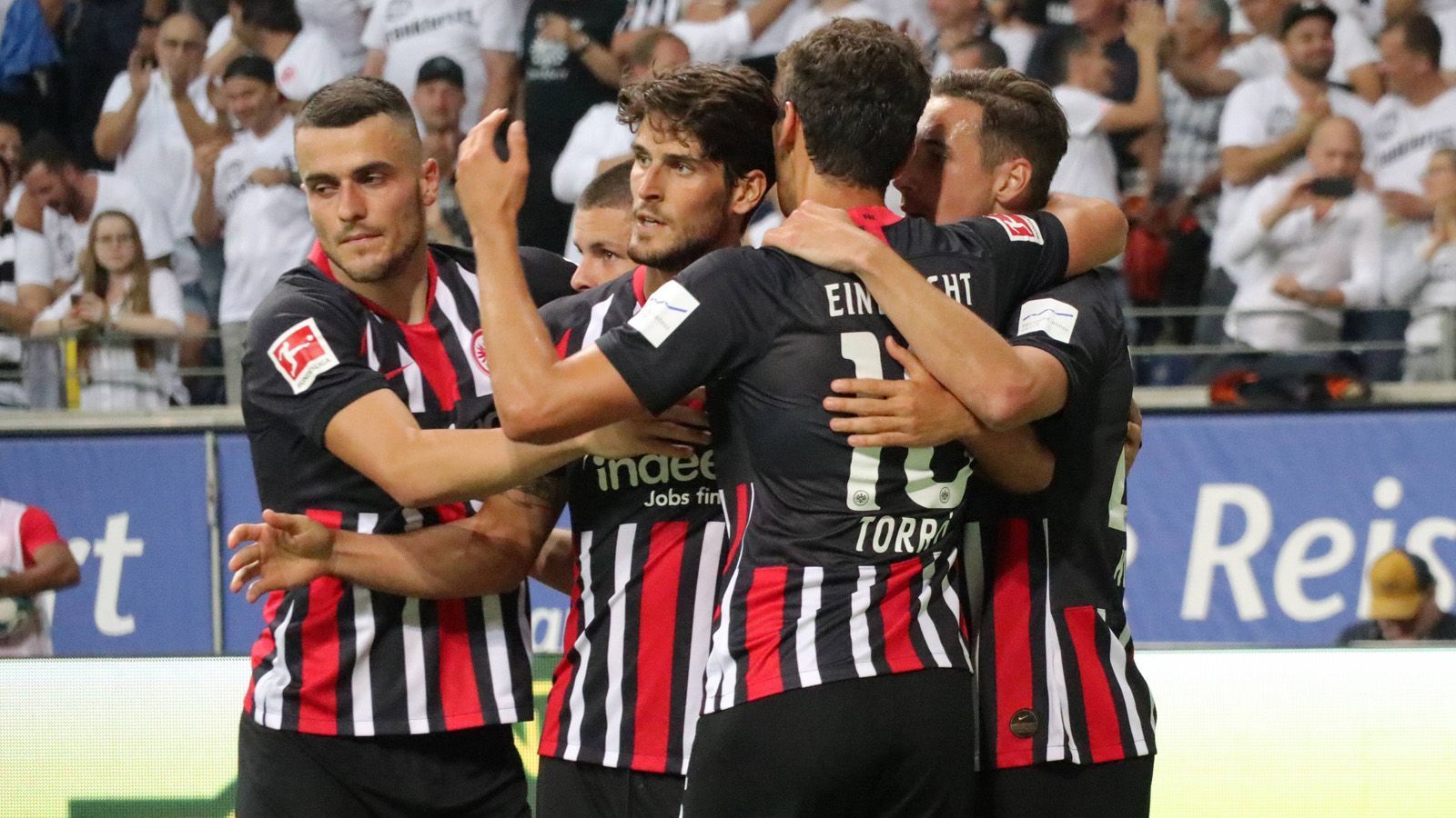 
                <strong>Eintracht Frankfurt schlägt Tallinn </strong><br>
                Eintracht Frankfurt hat mit einem 2:1-Sieg im Rückspiel gegen den FC Flora Tallinn die dritte Qualifikationsrunde zur Europa League erreicht. Wir haben die SGE-Stars benotet.
              