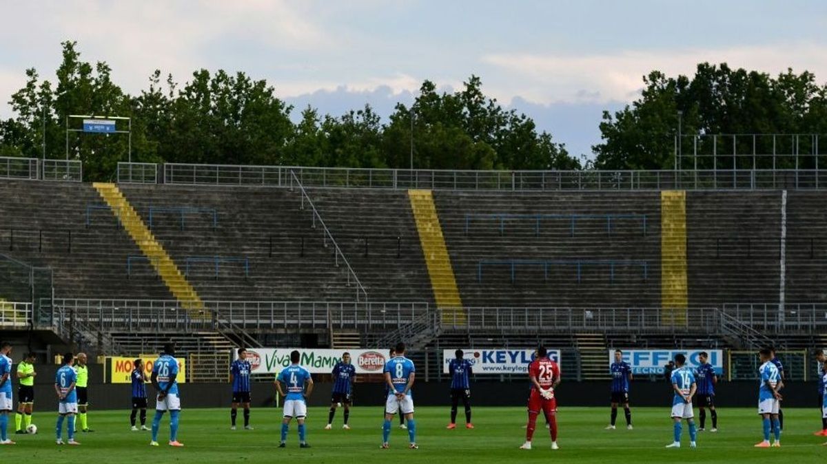 Schweigeminute im Gewiss Stadium in Bergamo