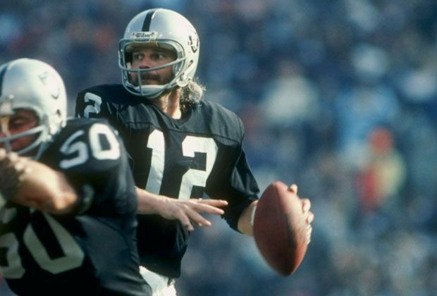 
                <strong>Oakland Raiders: Ken Stabler</strong><br>
                Ken "The Snake" Stabler gewann mit den Oakland Raiders einen Super Bowl. Zugegeben, Jim Plunkett holte den Titel zwei Mal mit den Raiders, doch Stabler gilt nach wie vor als die größere Legende. Vor allem seine Läufe waren vor seiner Knieverletzung kaum zu bremsen.
              