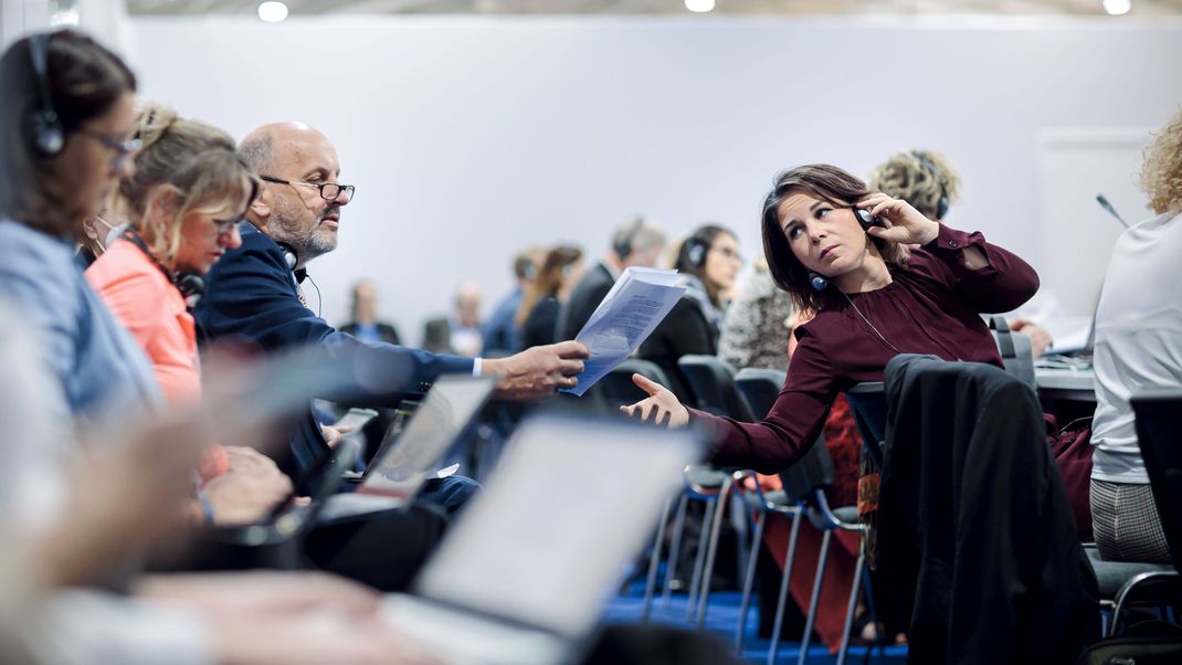 Bundesaußenministerin Baerbock (r.) erwartet bei der Weltklimakonferenz "intensive" Verhandlungen.