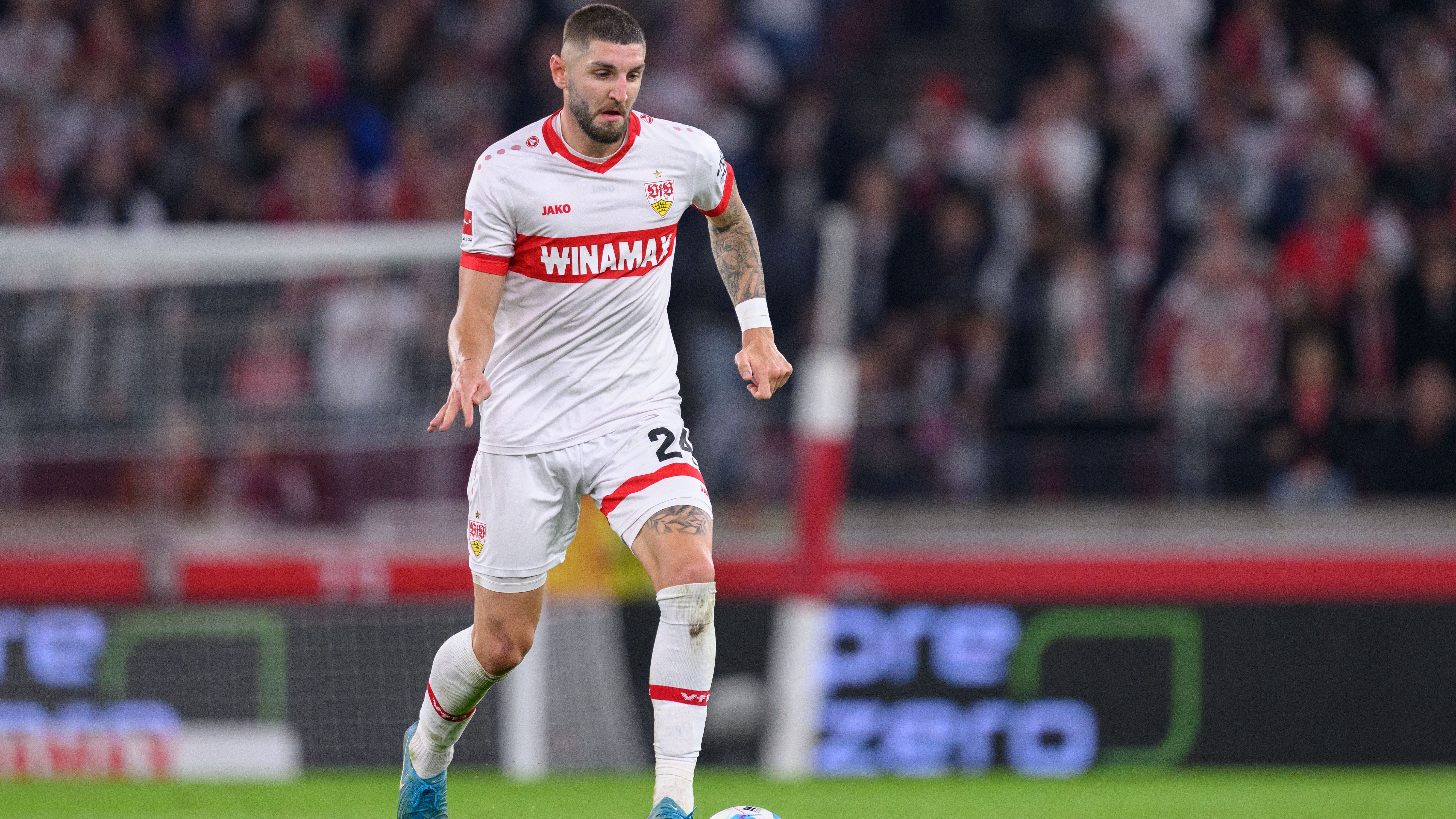 <strong>Jeff Chabot (VfB Stuttgart)</strong><br>Mit starken Spielen, unter anderem in der Champions League, hat VfB-Abwehrchef Jeff Chabot wohl prominente Interessenten auf den Plan gerufen. Laut "Sky" soll Juventus Turin ein Auge auf den 26-Jährigen geworfen haben. Demnach habe Chabot mit seiner Leistung im Königsklasse-Duell gegen die "Alte Dame" so sehr überzeugt, dass die Turiner ...