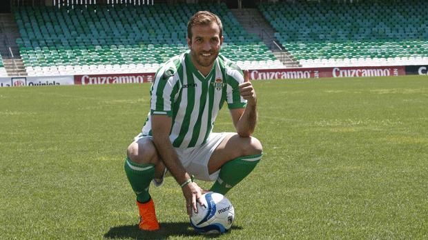 
                <strong>Rafael Van der Vaart</strong><br>
                Bank: Rafael Van der Vaart: Der 32-jährige Ex-Hamburger schafft es auf die Bank der MLS-Top-11. Van der Vaart spielt derzeitig bei Betis Sevilla, kommt aber kaum zum Einsatz. In der MLS würde der Linksfuß sicherlich eine gute Figur machen.
              