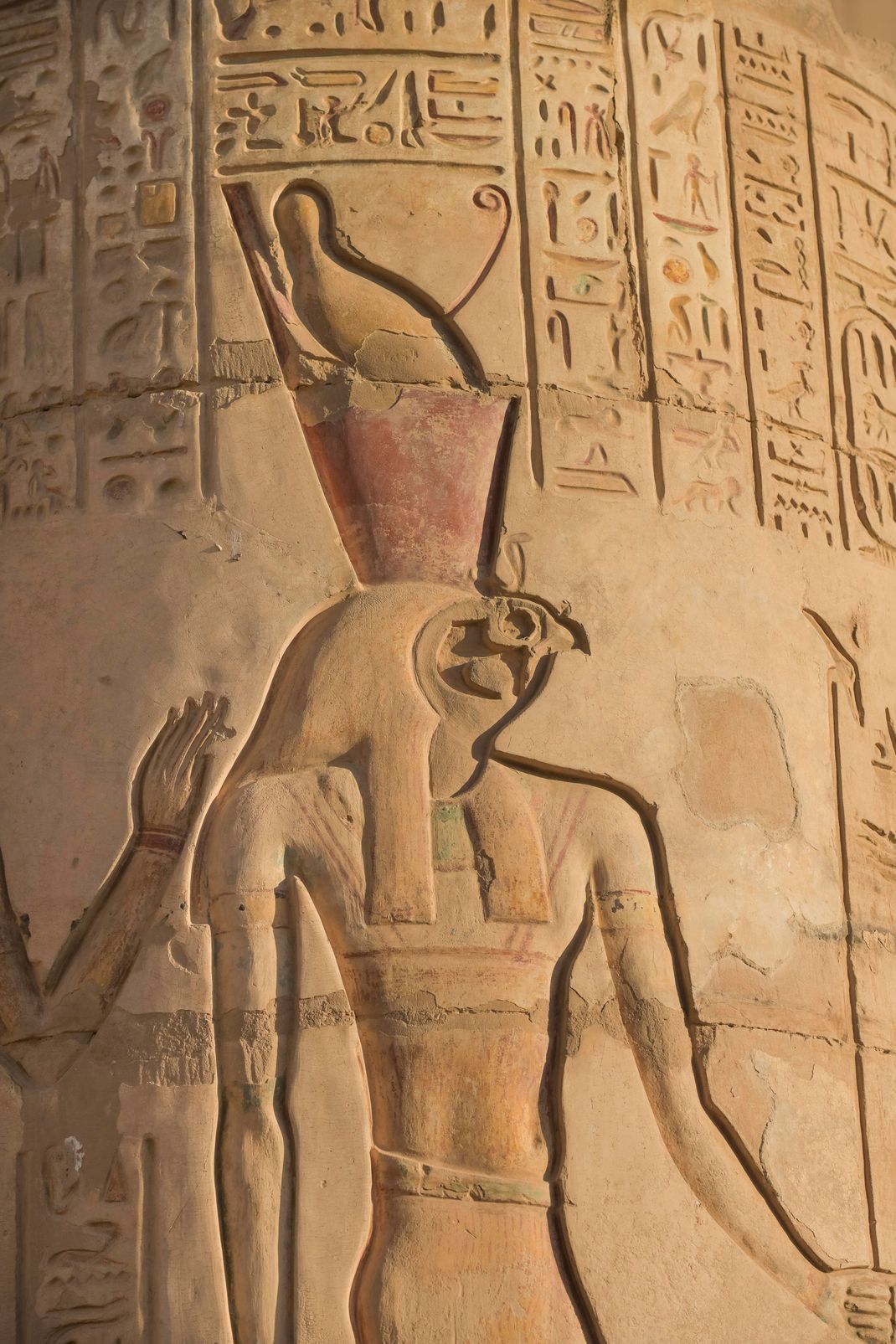 Relief von Gott Horus, hier dargestellt mit einem Falkenkopf.