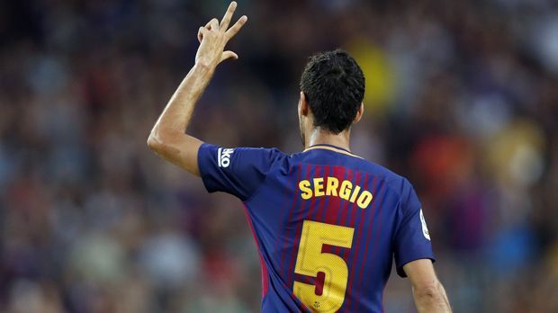 
                <strong>Sergio Busquets (FC Barcelona)</strong><br>
                Sergio Busquets: Wie üblich ist Busquets die Schaltzentrale bei Barca. Seinen berühmt-berüchtigten schwachen Abschluss stellt Busquets in der 74. Minute unter Beweis, als er den Ball aus zehn Metern weit über das gegnerische Tor jagt. ran.de-Note: 3 
              