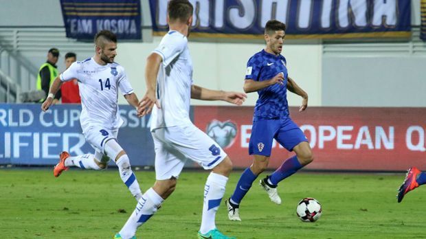 
                <strong>Kosovo gegen Bosnien-Herzegowina und Serbien</strong><br>
                Kosovo gegen Bosnien-Herzegowina und Serbien: Die Aufnahme des Kosovo in die Fifa und in die Uefa sorgte bei der Auslosung der WM-Qualifikationsgruppen für ungewohnte Konstellationen: Aus politischen Gründen sollten die Kosovaren generell nicht gegen Bosnien-Herzegowina sowie gegen Serbien spielen. Die Unabhängigkeit des Kosovo wird von vielen Staaten nicht anerkannt, auch auf politischer Ebene. Die Ukraine gehört auch dazu, spielt aber trotzdem in einer Gruppe mit dem Kosovo. Das Duell steht noch an, es wird wohl ein Hochsicherheitsspiel werden.
              