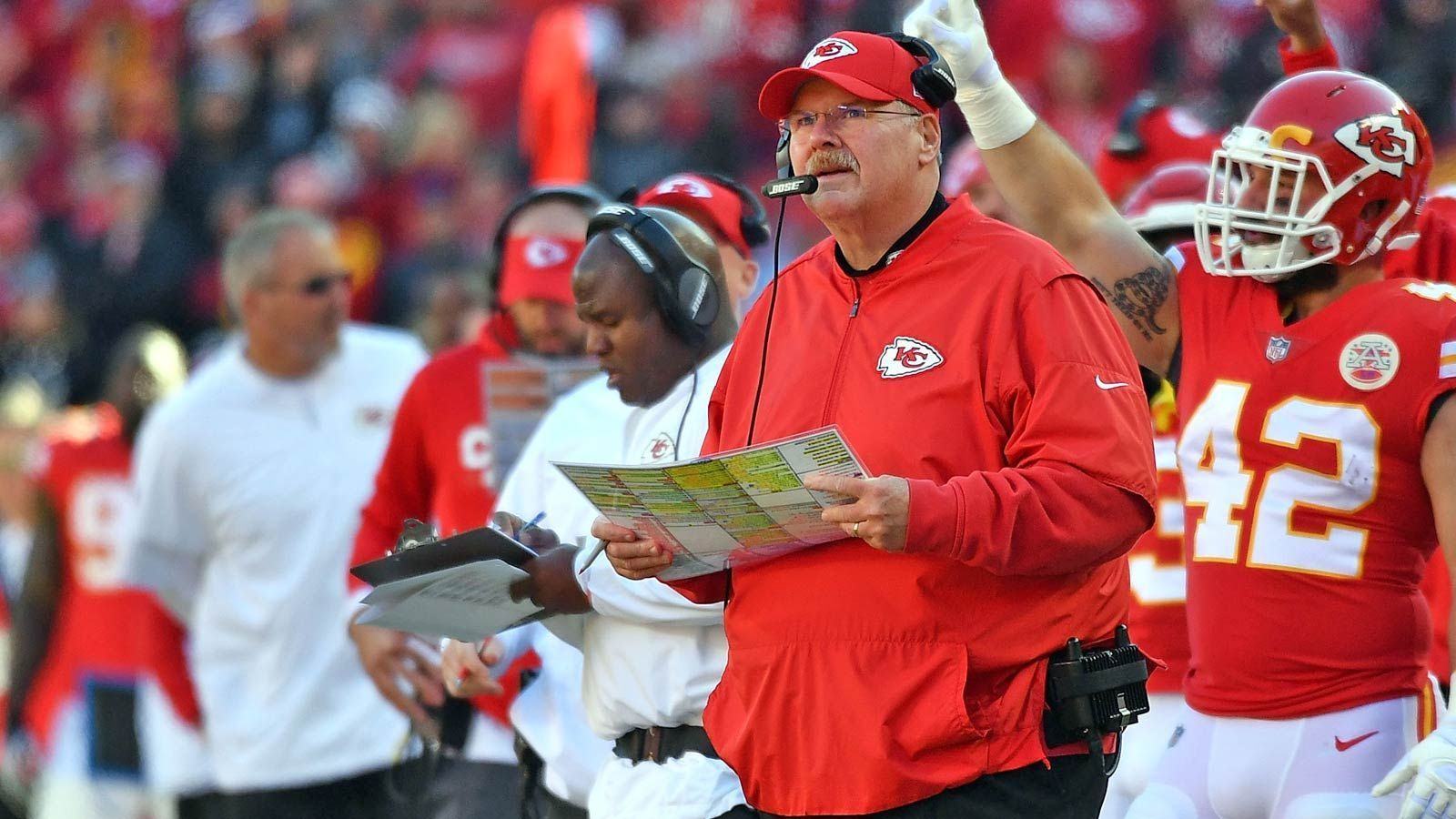 
                <strong>Eric Bienemy (Offensive Coordinator Kansas City Chiefs)</strong><br>
                In der NFL sind Schüler aus der Andy-Reid-Schule immer hoch angesehen. So auch Eric Bieniemy (3. v. l.). Fünf Jahre lang war er Running-Back-Coach bei den Chiefs, seit dieser Saison ist er zum Offensive Coordinator aufgestiegen. Zusammen mit Ziehvater Reid hat er Kansas City zu der Offense mit den meisten Punkten (444) der Liga geformt. Es scheint nur eine Frage der Zeit, bis der 49-Jährige einmal eine Chance als Head Coach bekommt.  
              