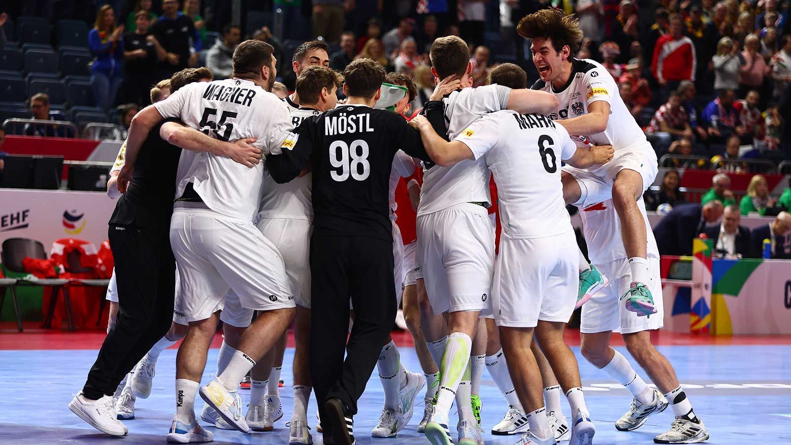 <strong>Österreich schlägt auch Ungarn und greift nach den Sternen</strong><br><a href="https://www.ran.de/sports/handball/em/news/naechste-em-ueberraschung-oesterreich-schlaegt-ungarn-frankreich-kroatien-346797">Mit 30:29 schlug die Alpenrepublik auch Ungarn,</a> das bis dahin mit drei Siegen durch die Vorrunde marschiert war. Kein Zweifel: Österreich schreibt aktuell das größte Märchen der EM, wird nun seinerseits von einer riesigen Euphoriewelle getragen und ist qualitativ wohl so gut besetzt wie seit Jahrzehnten nicht mehr.