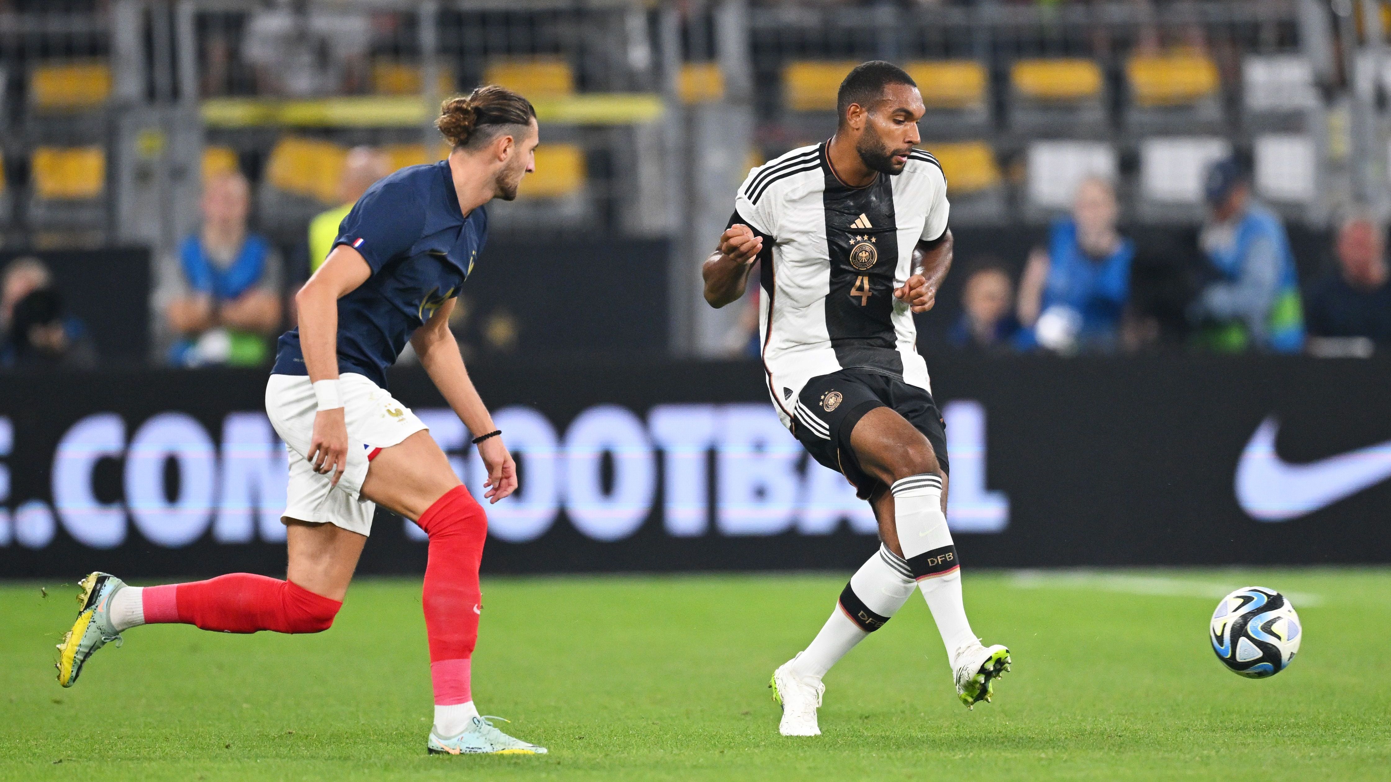 <strong>Jonathan Tah</strong><br>Erstes Länderspiel für den Leverkusener seit Juni 2022, der aufgrund seiner bislang guten Saison im Verein überraschend von Völler auf der rechten Abwehrseite gebracht wird. Solide Vorstellung ohne Fehler, ist so eine echte Option auf Außen. <strong><em>ran</em>-Note: 2</strong>