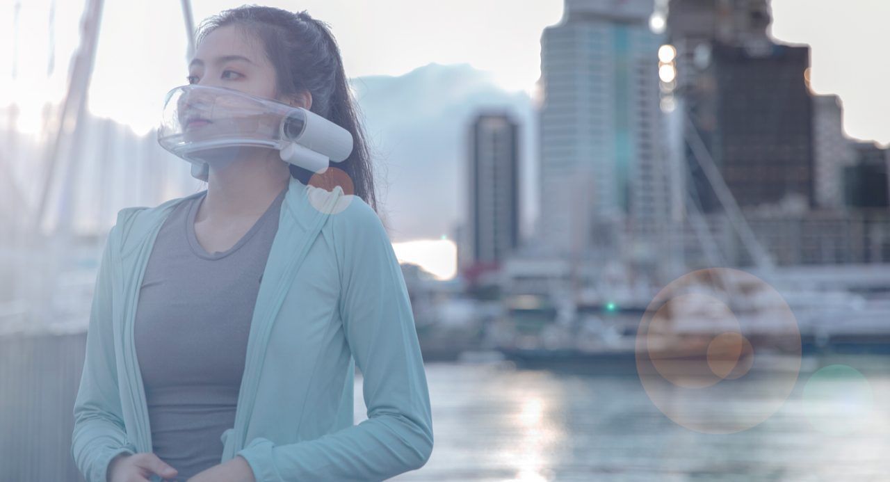 Aō Air mit Sitz in New York (USA) hat eine Maske vorgestellt, die saubere Atemluft sicherstellen will. Feinstaub, Pollen und andere Verschmutzungen filtert die "Atmos Faceware" heraus. Das Besondere: Das auffällige Accessoire soll durch ein Unterdrucksystem das Atmen erleichtern statt es wie vergleichbare Modelle zu erschweren.