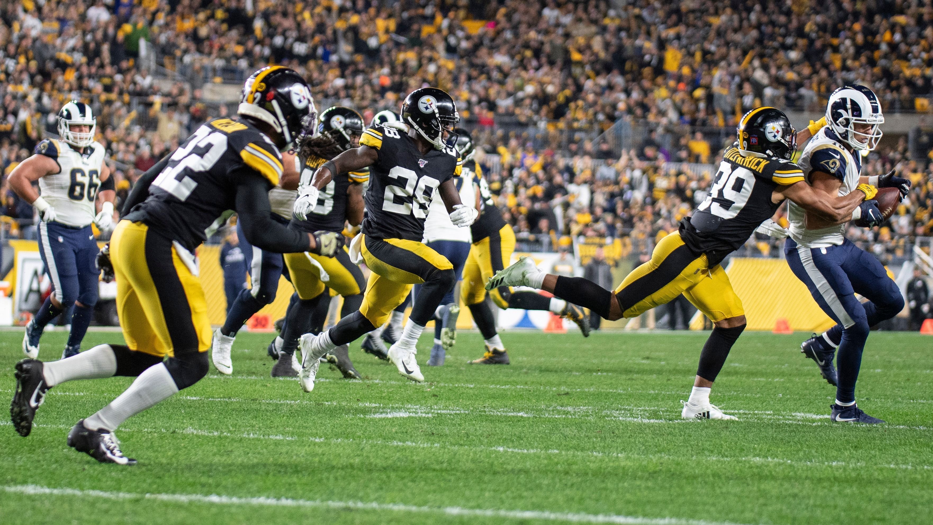 
                <strong>Gewinner: Pittsburgh Steelers</strong><br>
                Nach dem Sieg über die Los Angeles Rams stehen die Steelers mit einer Bilanz von 5-4 auf einem Playoff-Platz. Nach dem vorzeitigen Saison-Aus von Quarterback Ben Roethlisberger hätte wohl niemand daran geglaubt. Die Gründe für die Leistungssteigerung liegen aber größtenteils auf der anderen Seite des Spielfeldes. Die Defense hat nach dem Trade von Free Safety Minkah Fitzpatrick ihr fehlendes Puzzlestück gefunden und agiert seit Wochen in Höchstform. Allein dem Neuzugang gelangen in den vergangenen drei Spielen vier Interceptions. Leidtragender war Rams-Receiver Cooper Kupp, der in den Vorwochen stark aufspielte, gegen die Steelers aber keinen einzigen Pass fing. 
              