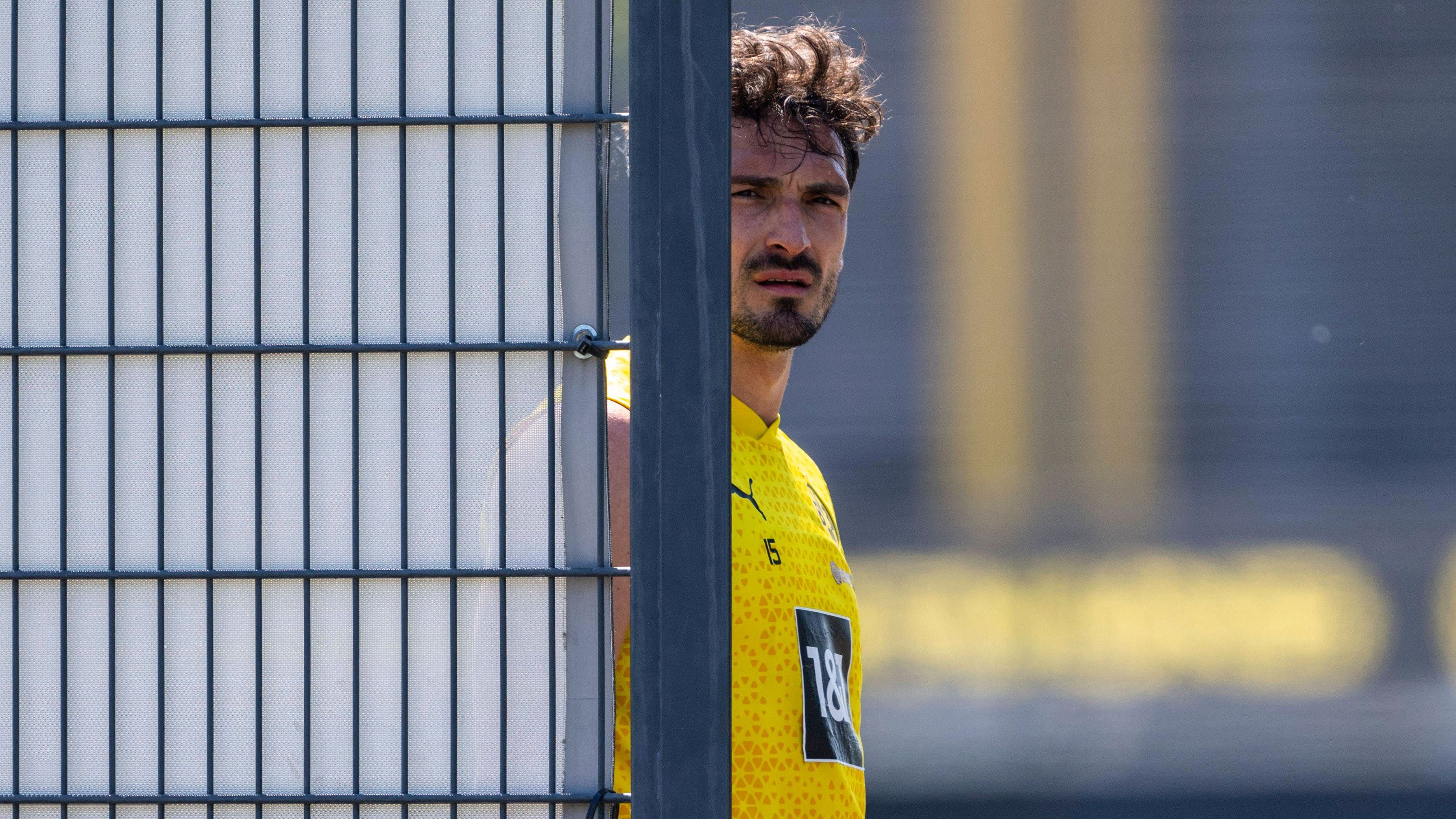 <strong>Hummels-"Gruß" an Nagelsmann</strong><br>Fünf kleine Videos zeigten ihn während einer Einheit auf dem Dortmunder Trainingsgelände in Topform. Mit feinem Fuß zauberte er im Fünf-gegen-fünf die Pässe mit dem Außenrist zu seinen Mitspielern, ließ in Zweikämpfen nicht locker und schoss sogar Tore. Nagelsmann setzt trotz jüngster Top-Leistungen nicht auf Hummels. Böse Zungen könnten nun behaupten, dass die Hummels-Reaktion zeigt bzw unterstreicht, warum der Bundestrainer auf ihn verzichtet.