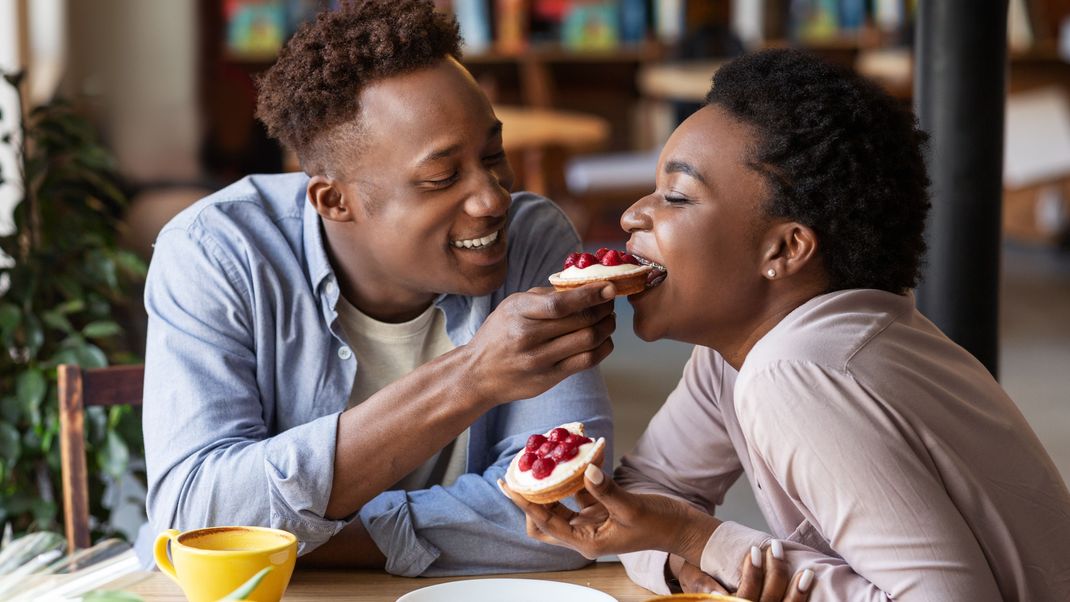 Du willst abnehmen, aber kannst den süßen Versuchungen einfach nicht widerstehen? Hier haben wir ein paar Low Carb Dessert Rezepte für dich.