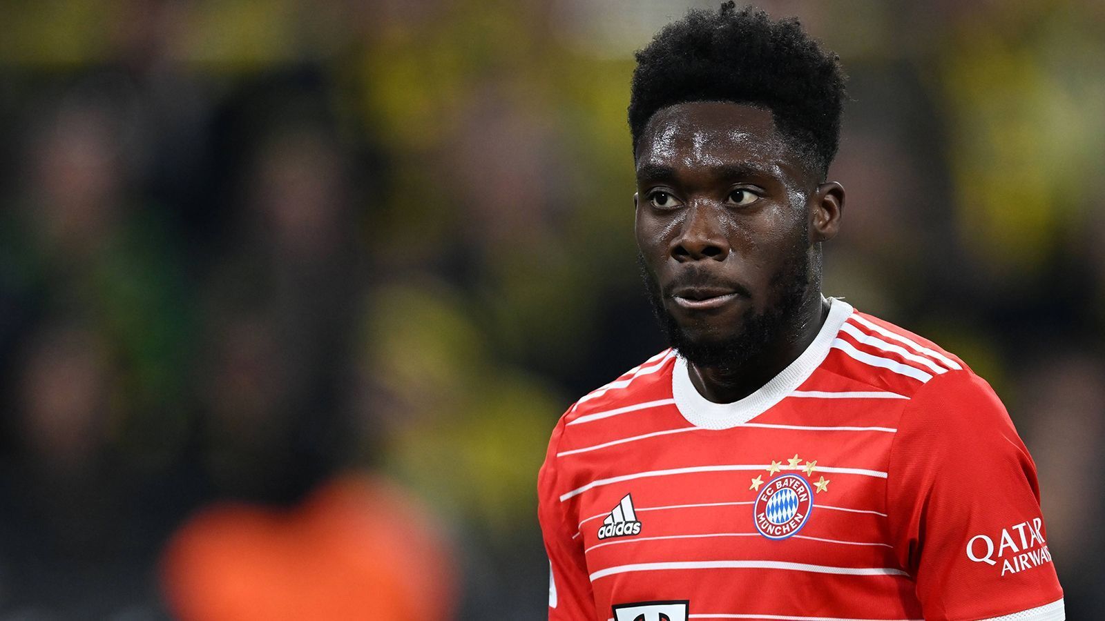 
                <strong>Alphonso Davies (2018/19 von den Vancouver Whitecaps)</strong><br>
                Der bis dahin weitgehend unbekannte Kanadier wechselte im Januar 2019 für rund 14 Milionen zum deutschen Rekordmeister. Kam zu Beginn eher sporadisch zum Einsatz, sicherte sich im Laufe der Saison 2019/20 aber einen Stammplatz auf der Position des Linksverteidigers. Ist seitdem aus der Elf der Bayern (über 130 Einsätze) nicht wegzudenken und gehört zu den besten Außenverteidigern der Welt. Mit großer Wahrscheinlichkeit der beste Winterneuzugang der Vereinsgeschichte.
              